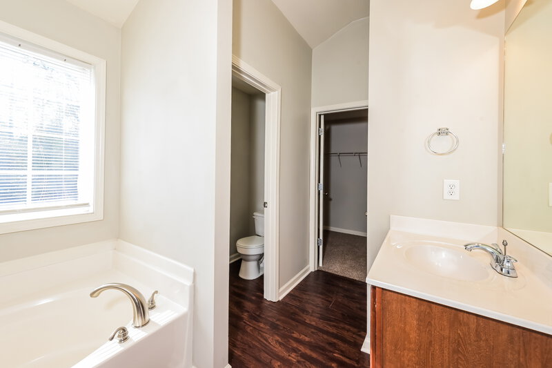 1,915/Mo, 44 Creek View Ct Hoschton, GA 30548 Main Bathroom View