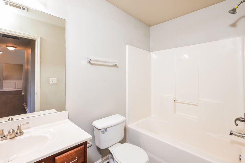 1,915/Mo, 44 Creek View Ct Hoschton, GA 30548 Bathroom View
