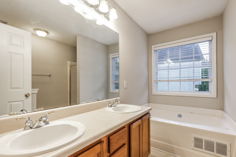 2,430/Mo, 7254 Brittany Way Douglasville, GA 30134 Main Bathroom View