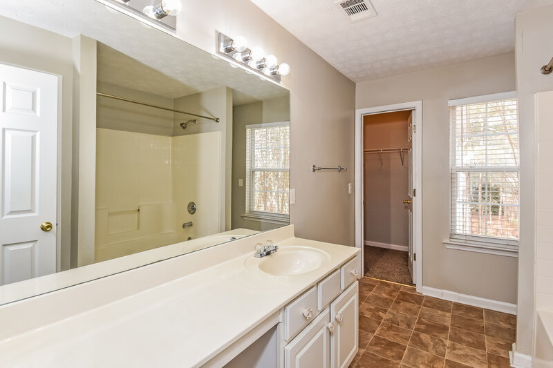 0/Mo, 2779 Evanston Ct Dacula, GA 30019 Main Bathroom View
