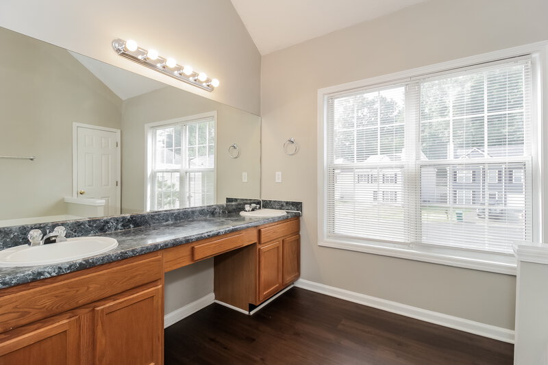 3,320/Mo, 2320 Kissing Tree Ln SE Smyrna, GA 30080 Main Bathroom View