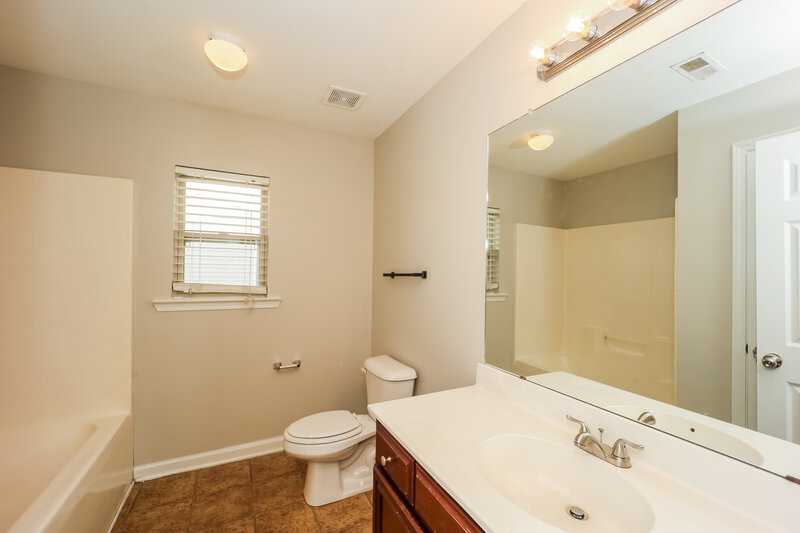 2,370/Mo, 4401 Comfort Trl Union City, GA 30291 Main Bathroom View