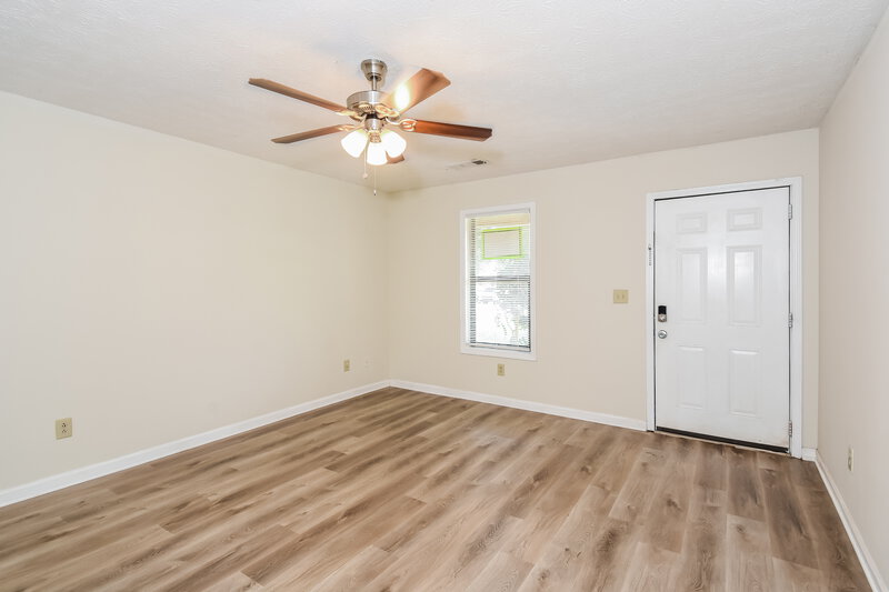 0/Mo, 320 Freeport Dr Lawrenceville, GA 30046 Living Room View