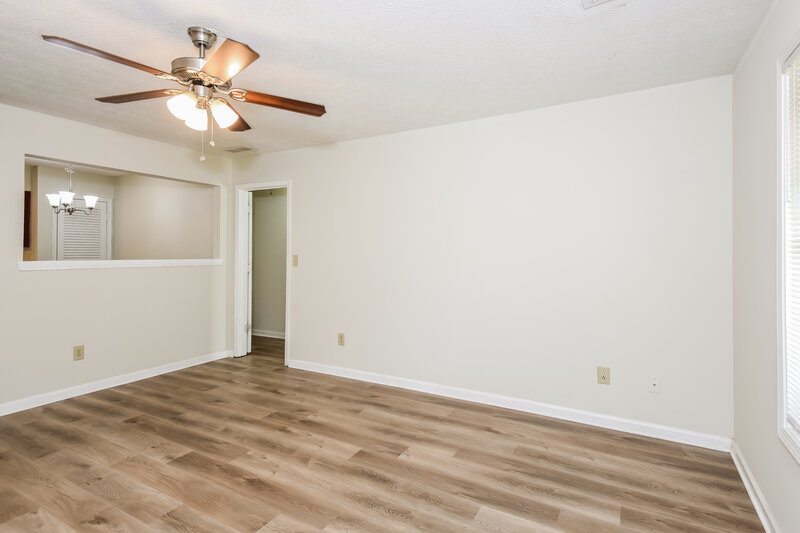 0/Mo, 320 Freeport Dr Lawrenceville, GA 30046 Living Room View 3