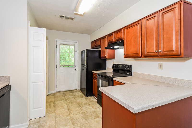 0/Mo, 320 Freeport Dr Lawrenceville, GA 30046 Kitchen View