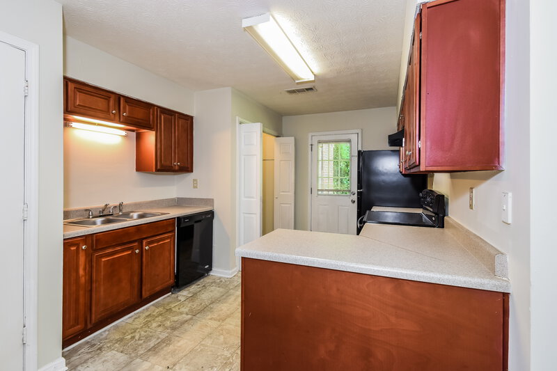 0/Mo, 320 Freeport Dr Lawrenceville, GA 30046 Kitchen View 2