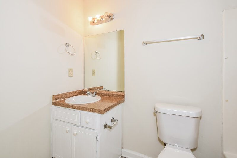 0/Mo, 320 Freeport Dr Lawrenceville, GA 30046 Bathroom View