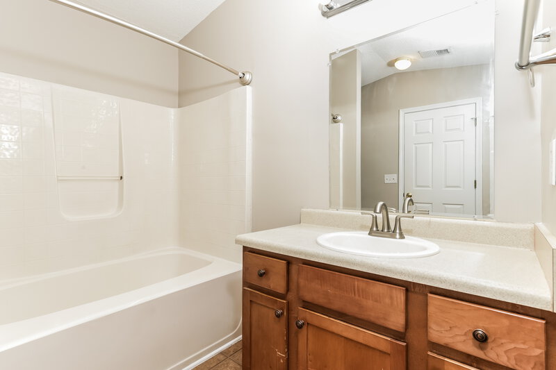 1,845/Mo, 808 Aarons Ct McDonough, GA 30252 Main Bathroom View
