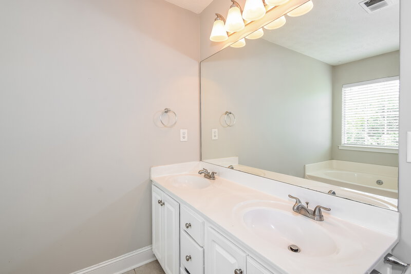 2,420/Mo, 2643 Kingsbrooke Ct NW Kennesaw, GA 30144 Main Bathroom View