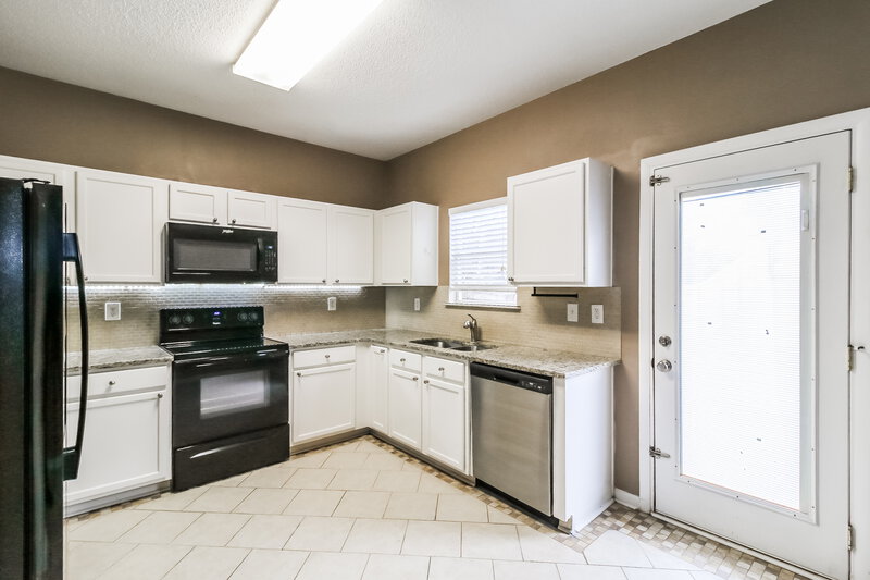 1,825/Mo, 1604 Thornwick Trce Stockbridge, GA 30281 Kitchen View