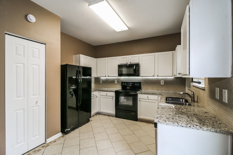 1,825/Mo, 1604 Thornwick Trce Stockbridge, GA 30281 Kitchen View 2