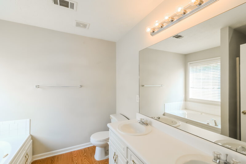 2,000/Mo, 4061 Edenbrooke Cir Loganville, GA 30052 Main Bathroom View
