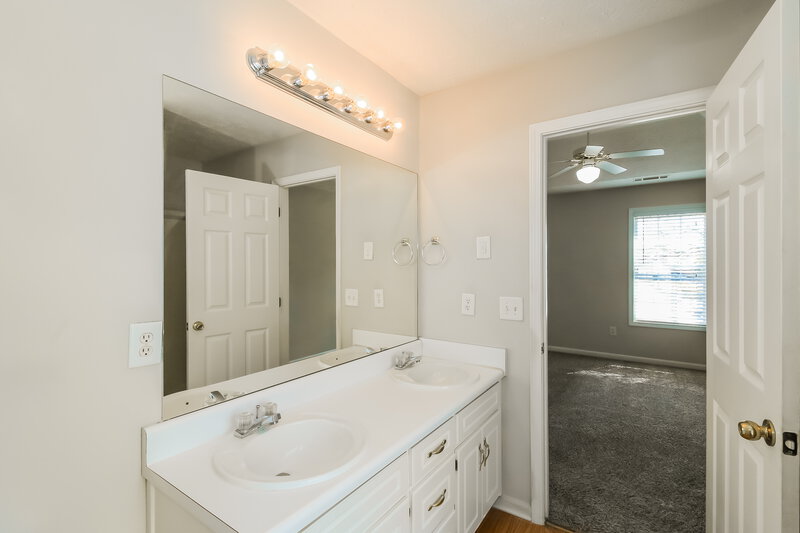 2,000/Mo, 4061 Edenbrooke Cir Loganville, GA 30052 Main Bathroom View 2