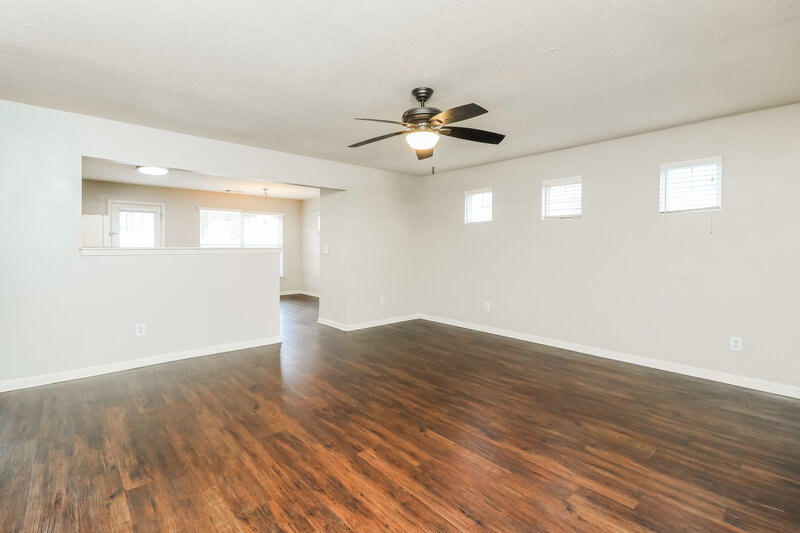 2,900/Mo, 320 Arrowhead Dr Dallas, GA 30132 Living Room View 4