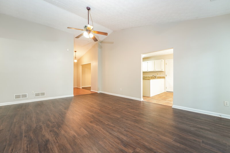 2,450/Mo, 462 Sherwood Cir Stone Mountain, GA 30087 Living Room View 2