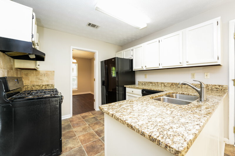 2,450/Mo, 462 Sherwood Cir Stone Mountain, GA 30087 Kitchen View