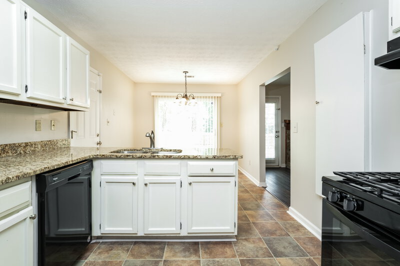 2,450/Mo, 462 Sherwood Cir Stone Mountain, GA 30087 Kitchen View 2
