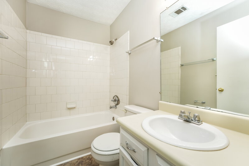 2,450/Mo, 462 Sherwood Cir Stone Mountain, GA 30087 Main Bathroom View