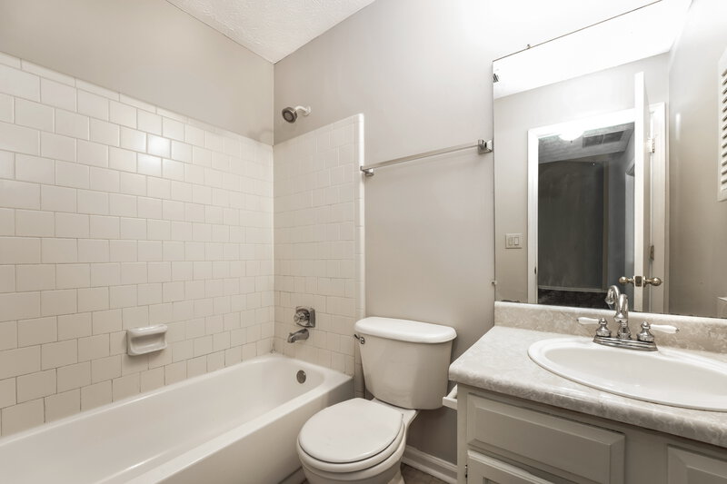 2,450/Mo, 462 Sherwood Cir Stone Mountain, GA 30087 Bathroom View