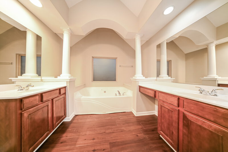 2,625/Mo, 4290 Rosehall Ct Atlanta, GA 30349 Main Bathroom View