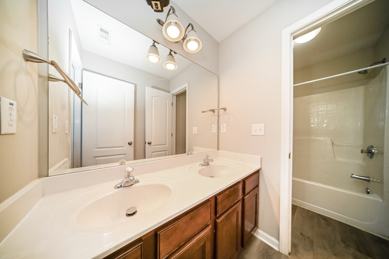 2,625/Mo, 4290 Rosehall Ct Atlanta, GA 30349 Bathroom View