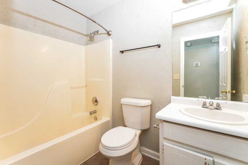 1,880/Mo, 4091 S Fork Dr Snellville, GA 30039 Bathroom View 2