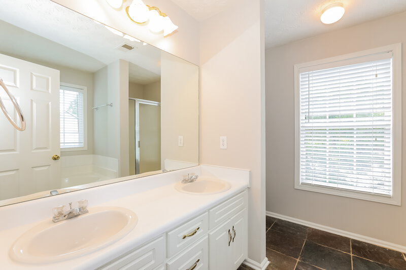 2,265/Mo, 310 Rockingham Dr Loganville, GA 30052 Main Bathroom View