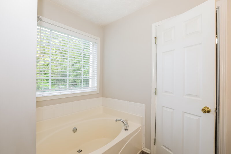 2,265/Mo, 310 Rockingham Dr Loganville, GA 30052 Main Bathroom View 2