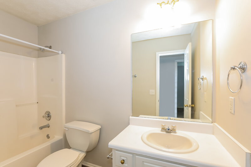 2,265/Mo, 310 Rockingham Dr Loganville, GA 30052 Bathroom View