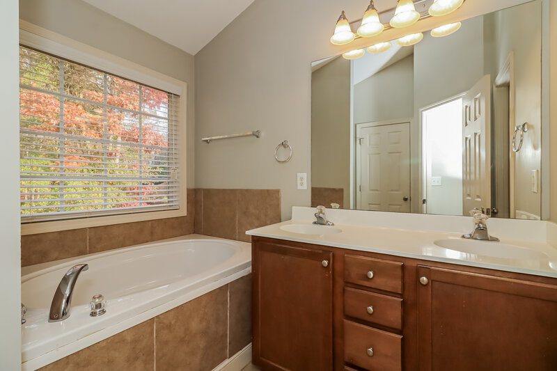 2,170/Mo, 7 Nash Ln Newnan, GA 30263 Main Bathroom View