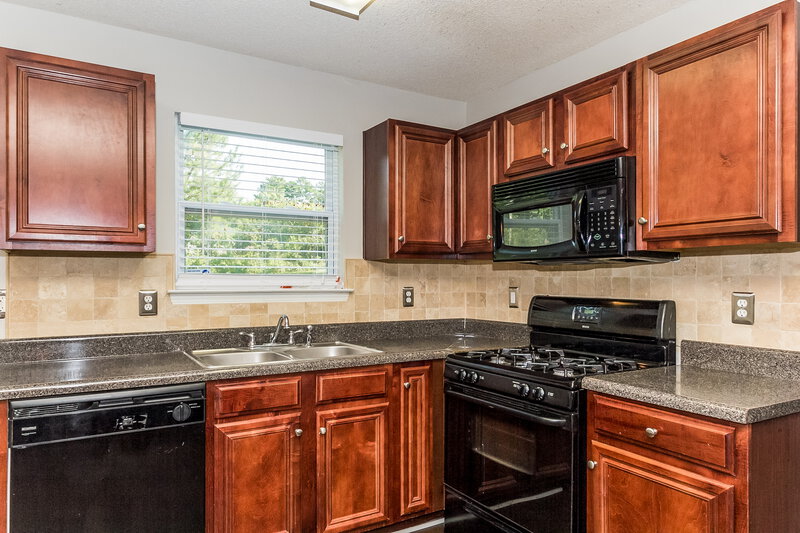 2,450/Mo, 412 Peterson Dr Stockbridge, GA 30281 Kitchen View
