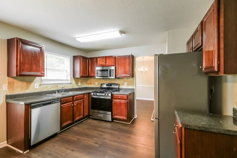 2,300/Mo, 412 Peterson Dr Stockbridge, GA 30281 Kitchen View 2