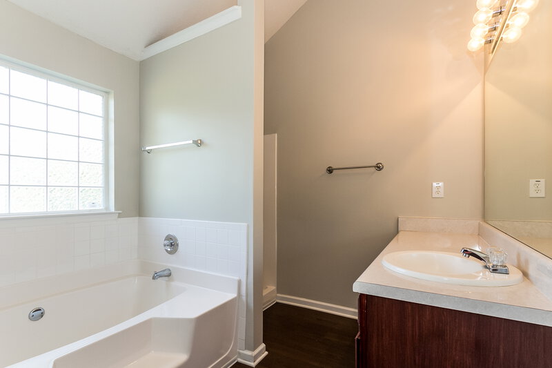2,450/Mo, 412 Peterson Dr Stockbridge, GA 30281 Master Bathroom View