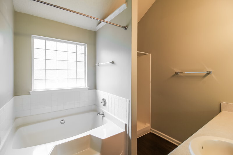 2,300/Mo, 412 Peterson Dr Stockbridge, GA 30281 Main Bathroom View