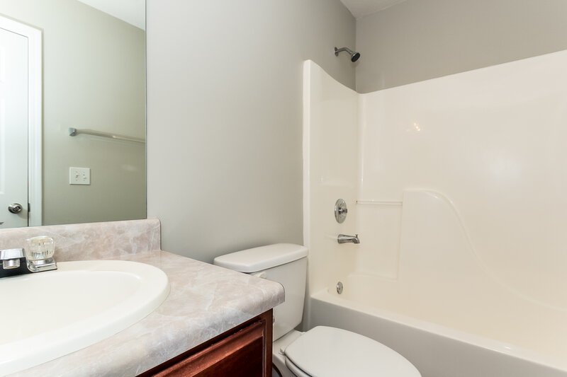 2,450/Mo, 412 Peterson Dr Stockbridge, GA 30281 Bathroom View