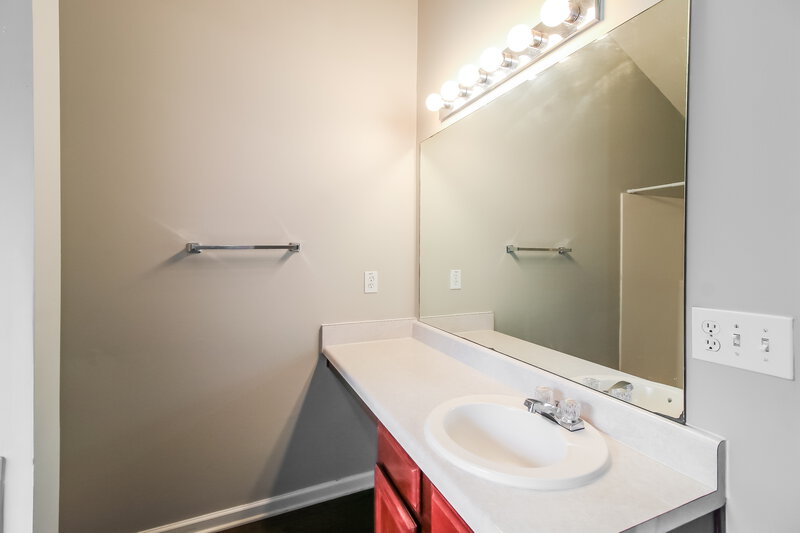 2,300/Mo, 412 Peterson Dr Stockbridge, GA 30281 Bathroom View