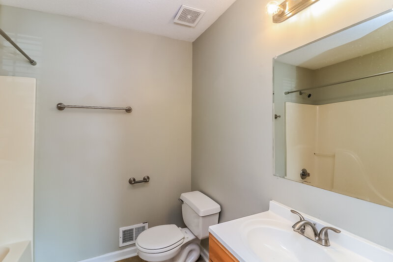 2,600/Mo, 2054 Spicers Ln Woodstock, GA 30189 Main Bathroom View 2