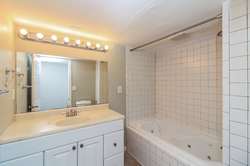 2,600/Mo, 2054 Spicers Ln Woodstock, GA 30189 Bathroom View