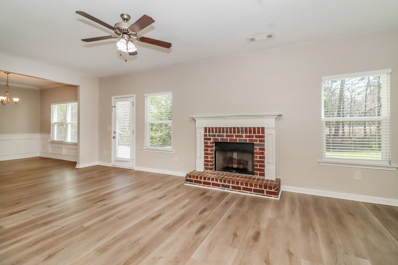 1,990/Mo, 302 Crescent Woode Dr Dallas, GA 30157 Living Room View