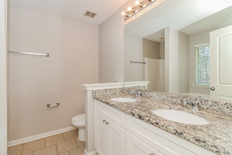 1,990/Mo, 302 Crescent Woode Dr Dallas, GA 30157 Main Bathroom View