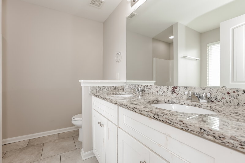 2,110/Mo, 326 Crescent Woode Dr Dallas, GA 30157 Main Bathroom View