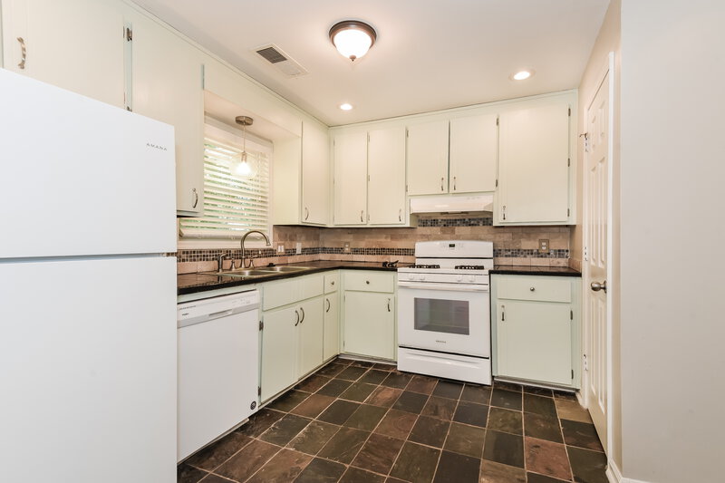 1,970/Mo, 153 Drury Ln NE Kennesaw, GA 30144 Kitchen View