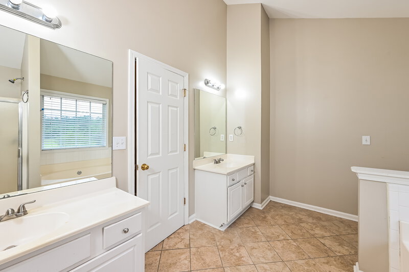 2,075/Mo, 854 Langley View Ct Loganville, GA 30052 Main Bathroom View