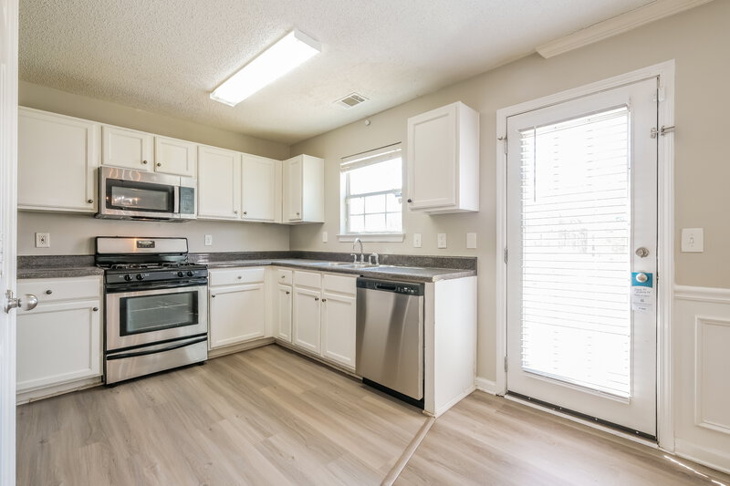 2,040/Mo, 1883 Roble Dr College Park, GA 30349 Kitchen View 2