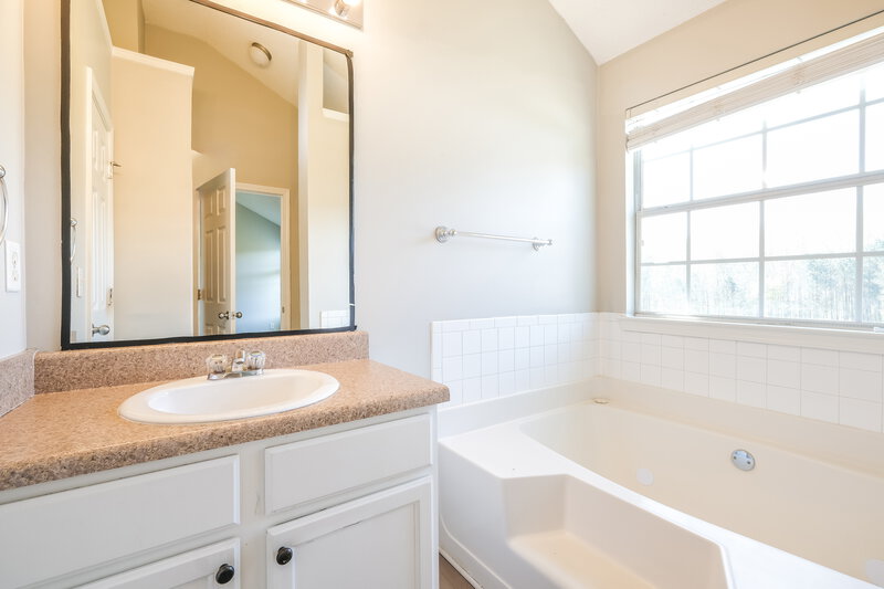 2,040/Mo, 1883 Roble Dr College Park, GA 30349 Main Bathroom View
