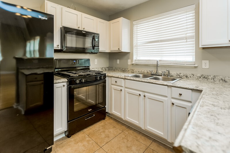 1,900/Mo, 652 Windcroft Cir NW Acworth, GA 30101 Kitchen View 2