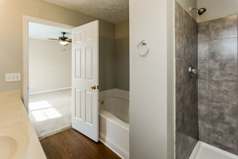 1,900/Mo, 652 Windcroft Cir NW Acworth, GA 30101 Main Bathroom View 2