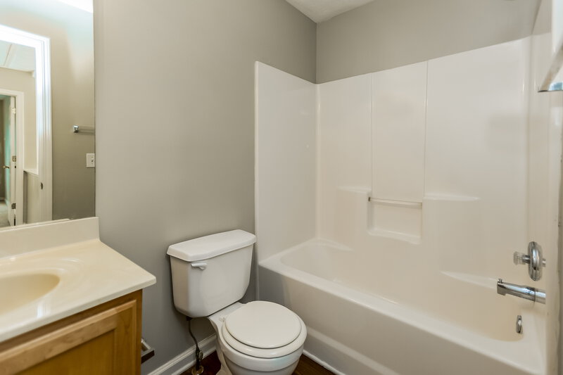 1,900/Mo, 652 Windcroft Cir NW Acworth, GA 30101 Bathroom View 2