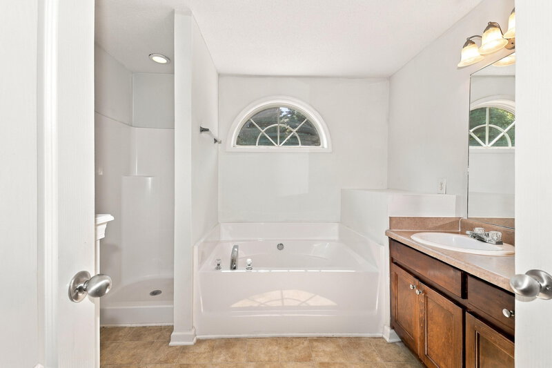 2,040/Mo, 3102 Delaware Loop McDonough, GA 30252 Primary Bathroom View
