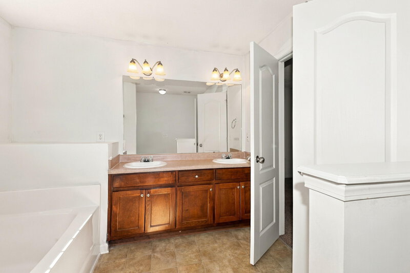 2,040/Mo, 3102 Delaware Loop McDonough, GA 30252 Primary Bathroom View 2